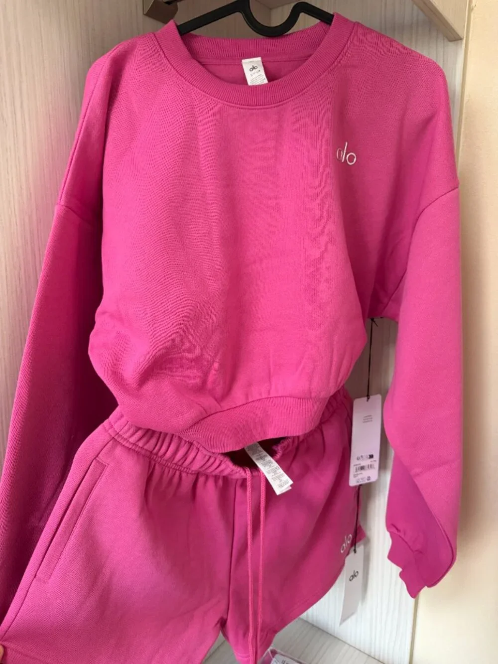 Alo Yoga Set Cropped Accolade Crewneck And Short Limited Paradise Pink